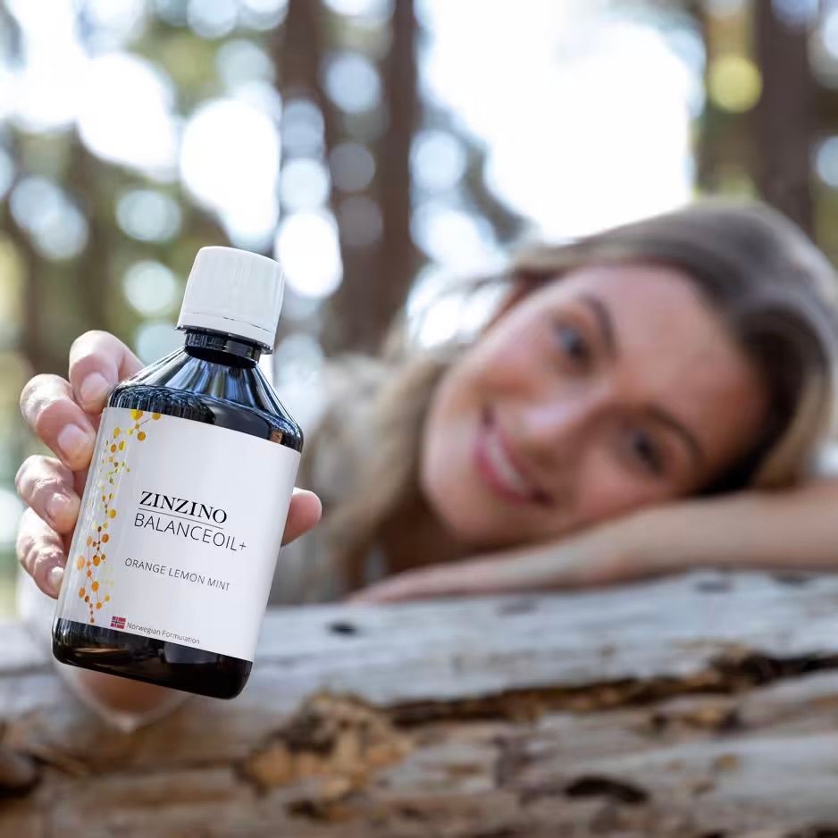 Frau mit Omega BalanceOil+ von Zinzino